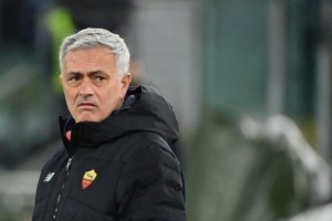 kaiyun 官网-穆里尼奥惨败怼记者：教练比你难干 所以多赚很多