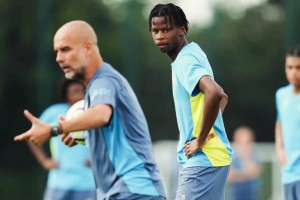 体育视频直播-罗马诺：斯旺西、伊镇想租借曼城17岁中卫姆富尼，但遭拒绝