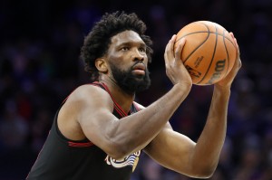 体育视频直播-状态真不错！恩比德半场11中7拿到15分5板2助 首节11分