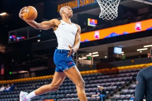 开云体育-身体素质爆表！凯-琼斯晒自己扣篮照