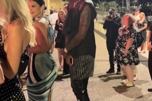 网页版登录入口-👀乔治戴护膝夜店排队&amp;左膝手术仅26天 美媒：祝他早日康复