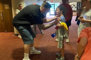 网页版登录入口-暖心！哈滕惊喜现身俄城儿童剧院夏令营，观看孩子们表演